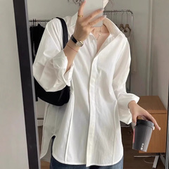 白い純綿のシャツの女性春と秋のデザイン感があります。