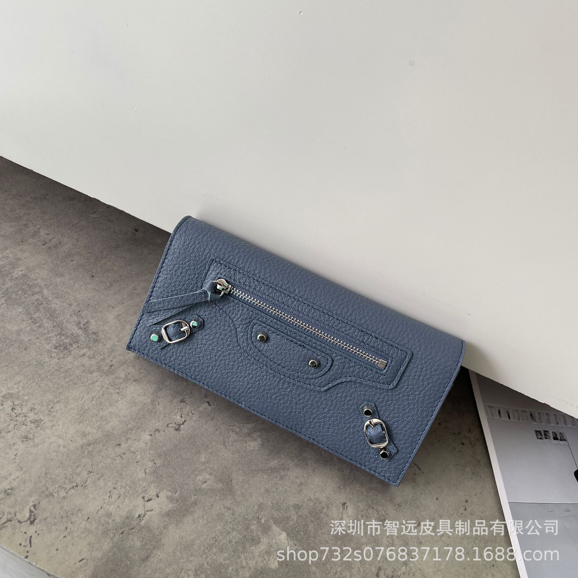 체인이 달린 스모크 블루