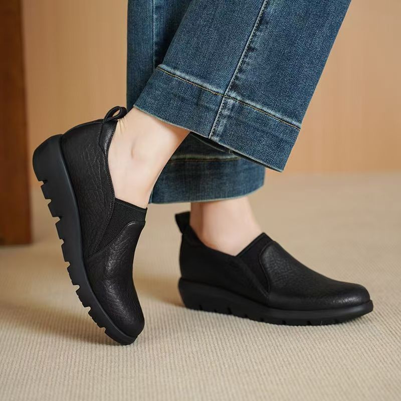 Zapatos de cuero suave redondos de boca superficial para mujeres 2026 primavera y verano nuevos zapatos de madre planos con suela suave ligera y cómoda zapatos de soja