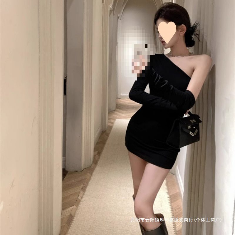 设计感黑色不规则斜肩长袖连衣裙新款法式露锁骨纯欲辣妹包臀短裙