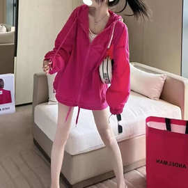 多巴胺色系运动套装女夏季宽松玫红色防晒连帽长袖短裤休闲两件套