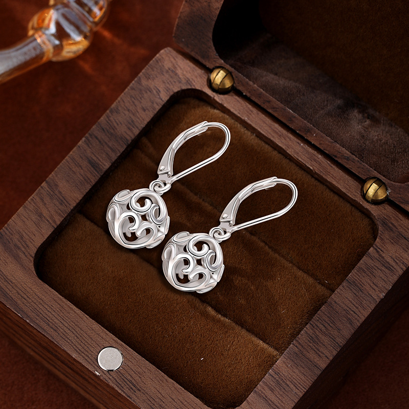 2025 nuevo transfronterizo europeo y americano 925 plata esterlina amor aretes de bola para mujeres lujo ligero de alto nivel sensación pendientes huecos aretes