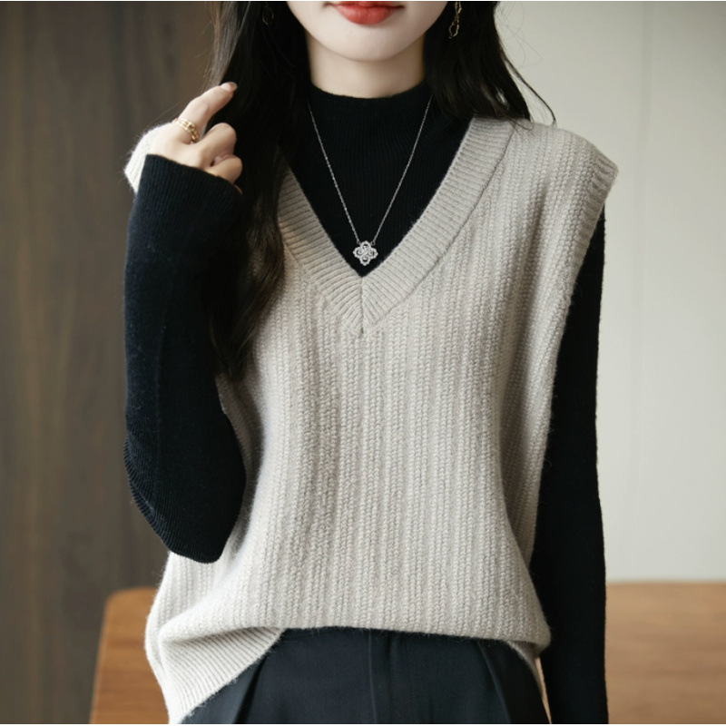 2025 nuevo chaleco de punto de mujer suéter de hombro sin mangas perezoso con cuello en V chic plegado chaleco superior image 2