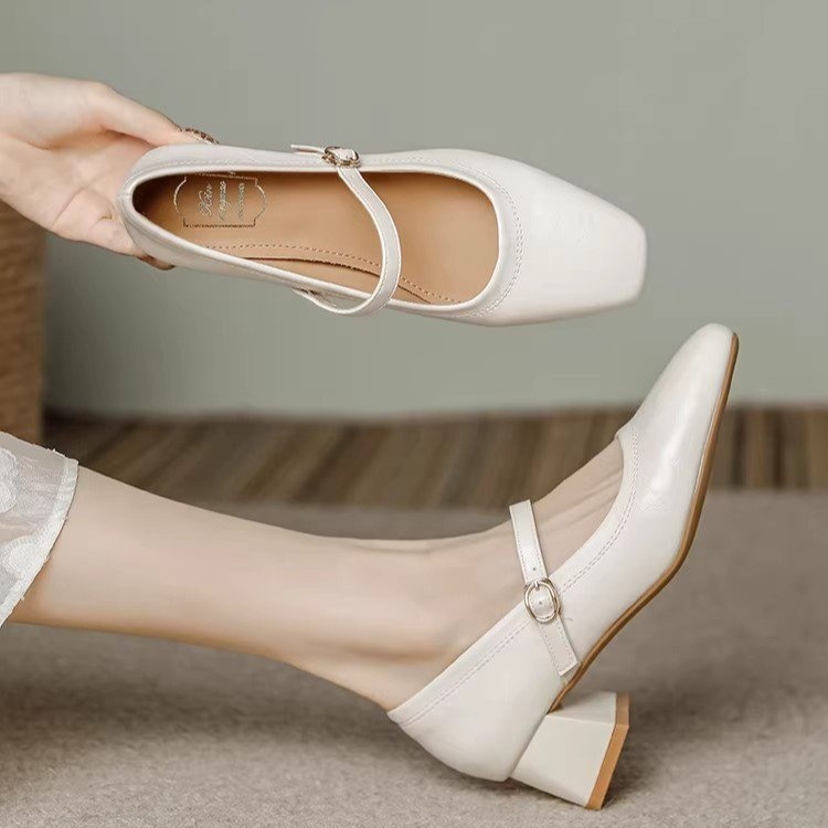 2026 primavera nuevo estilo de botón de talón medio zapatos de mujer redonda tacones gruesos temperamento viaje zapatos de cuero pequeños