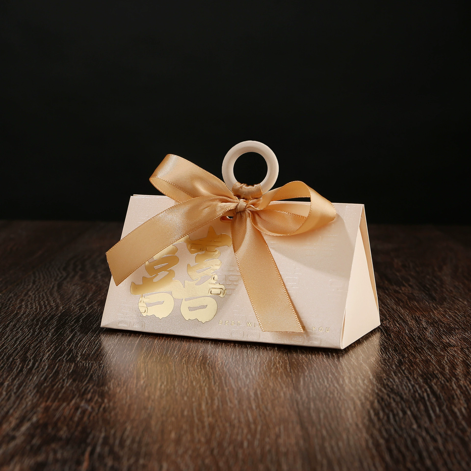 Новая треугольная коробочка для свадебных сладостей в китайском стиле, упаковка для конфет на свадебный стол с деревянным кольцом, упаковка для небольших подарков