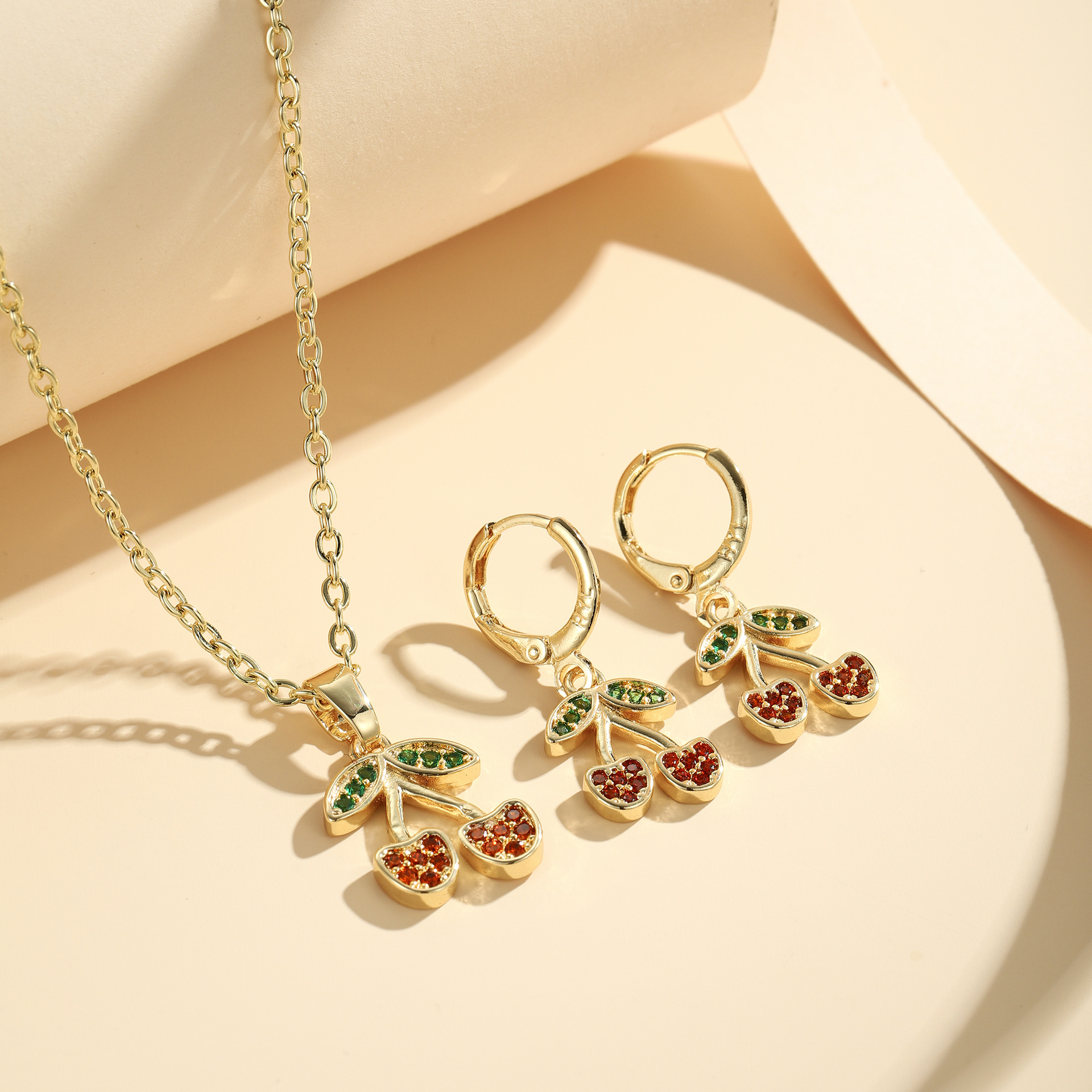 Nueva moda cobre dorado pendientes collares colgante cadena de clavícula fruta de cereza temperamento conjunto de joyas al por mayor