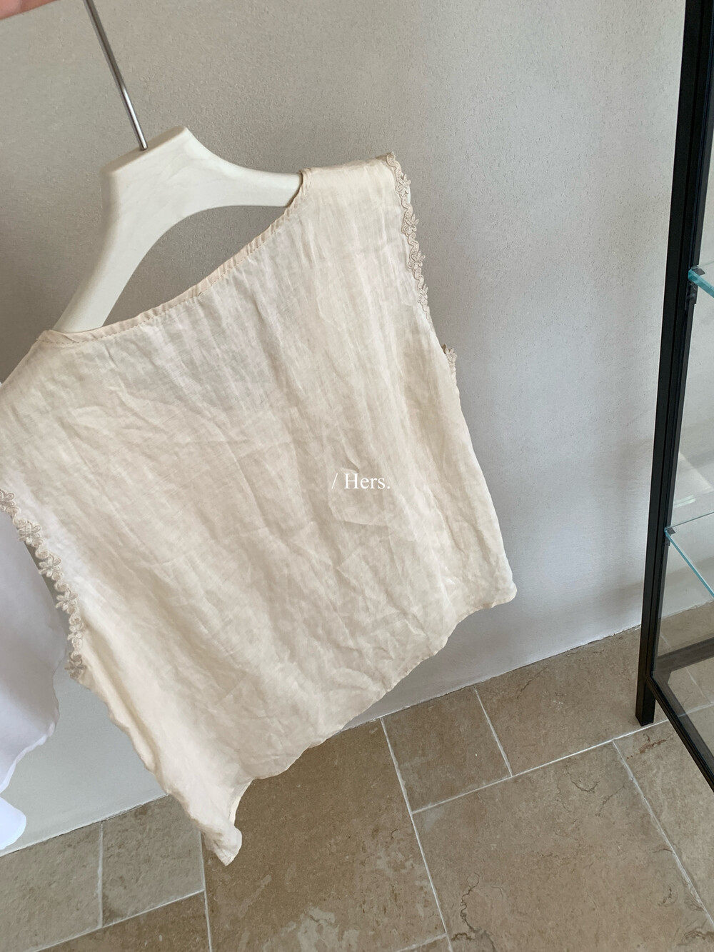 Áo hai dây nữ cổ V phối ren móc họa tiết, chất liệu linen mát mẻ, phong cách Hàn Quốc — màu hồng, màu vàng, màu mơ, màu kaki chi tiết 10