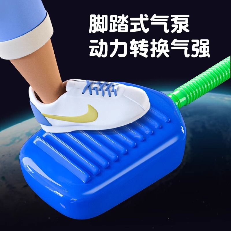 子供の足は天を突くロケットの発射筒の屋外の足を踏んで空を飛ぶおもちゃの大砲の足踏み式の発射機の男の子を踏みます。|undefined