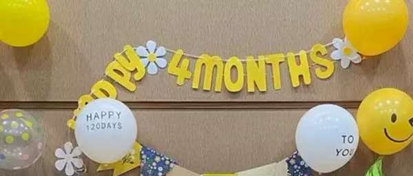 Tres letras de flores felices en abril