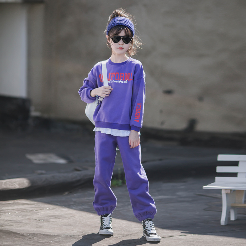 Traje de ropa de otoño e invierno para niñas Estilo de océano rojo neto para niños 2023 nuevos deportes de Moda Ropa para niños grandes forrada de lana gruesa traje de dos piezas