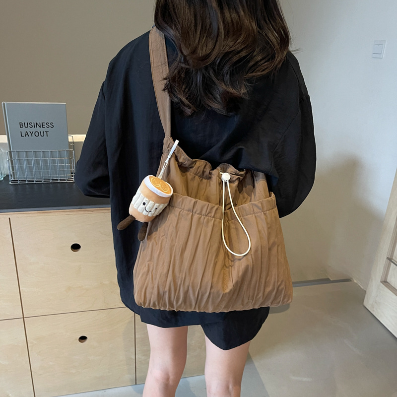 Bolso de cubo de viento perezoso plisado coreano para mujer 2025 nuevo bolso de hombro de viajero de todo fósforo bolso de mensajero de moda casual