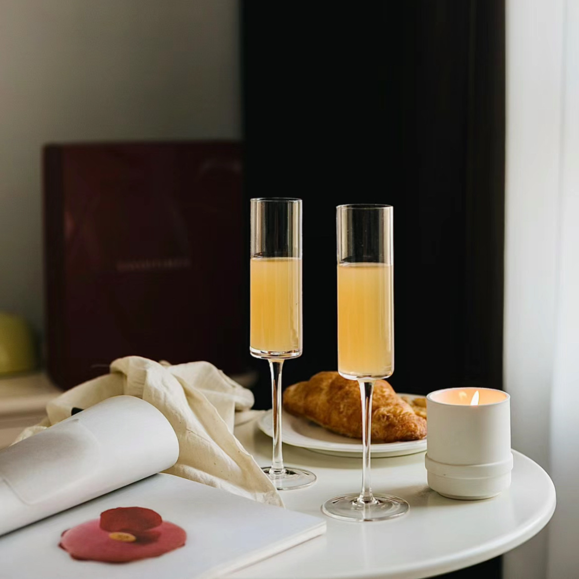 Bloggers franceses ins pies altos tazas de champagne espumantes tazas de vino dulce románticas sensación de ceremonia de vino copa de cóctel