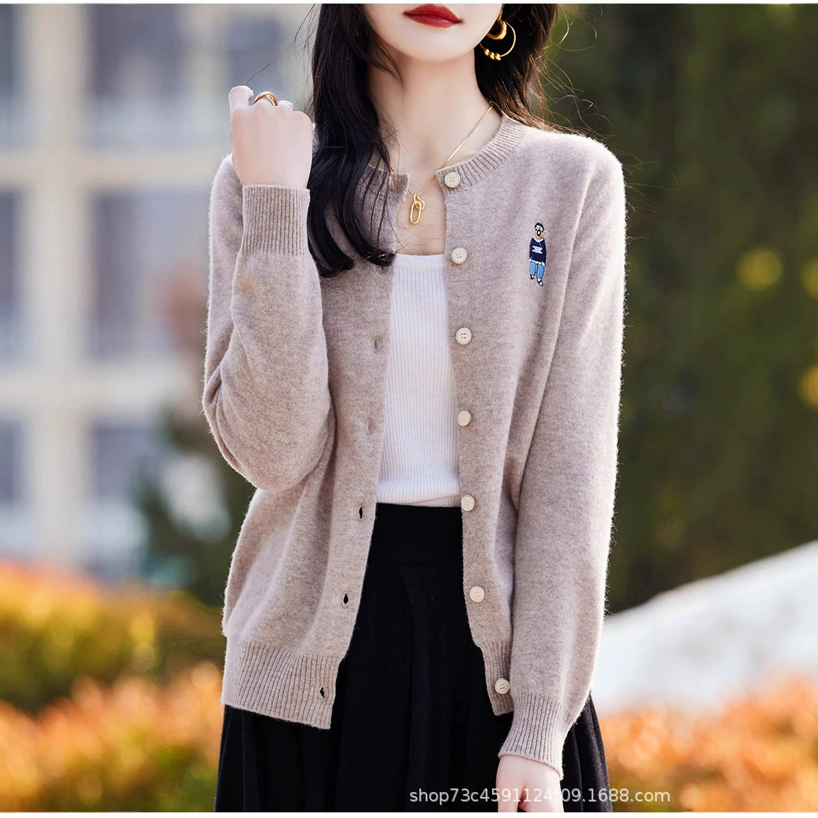 Ранняя осень новый 2024 шерстяной кардиган женский с круглым вырезом вышитая куртка свободная тонкая сплошная дикая трикотажная куртка женский