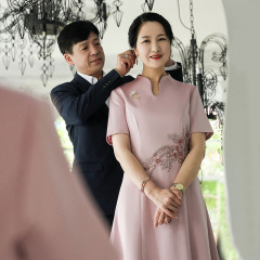 義母ドレス新しいピンクの夏の結婚式の母のドレスチャイナドレス改良版義母の結婚式の宴会プラスサイズのドレス