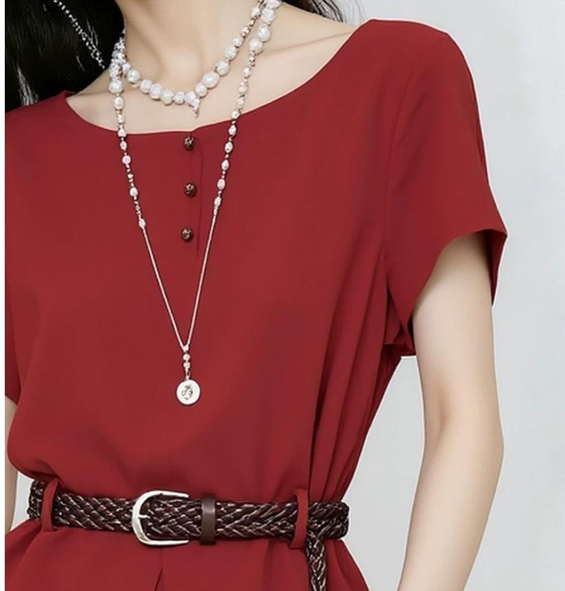 Áo thun nữ tay ngắn cổ tròn màu đỏ cổ điển, thiết kế thắt eo tôn dáng, cài cúc trang trí — màu đỏ chi tiết 3