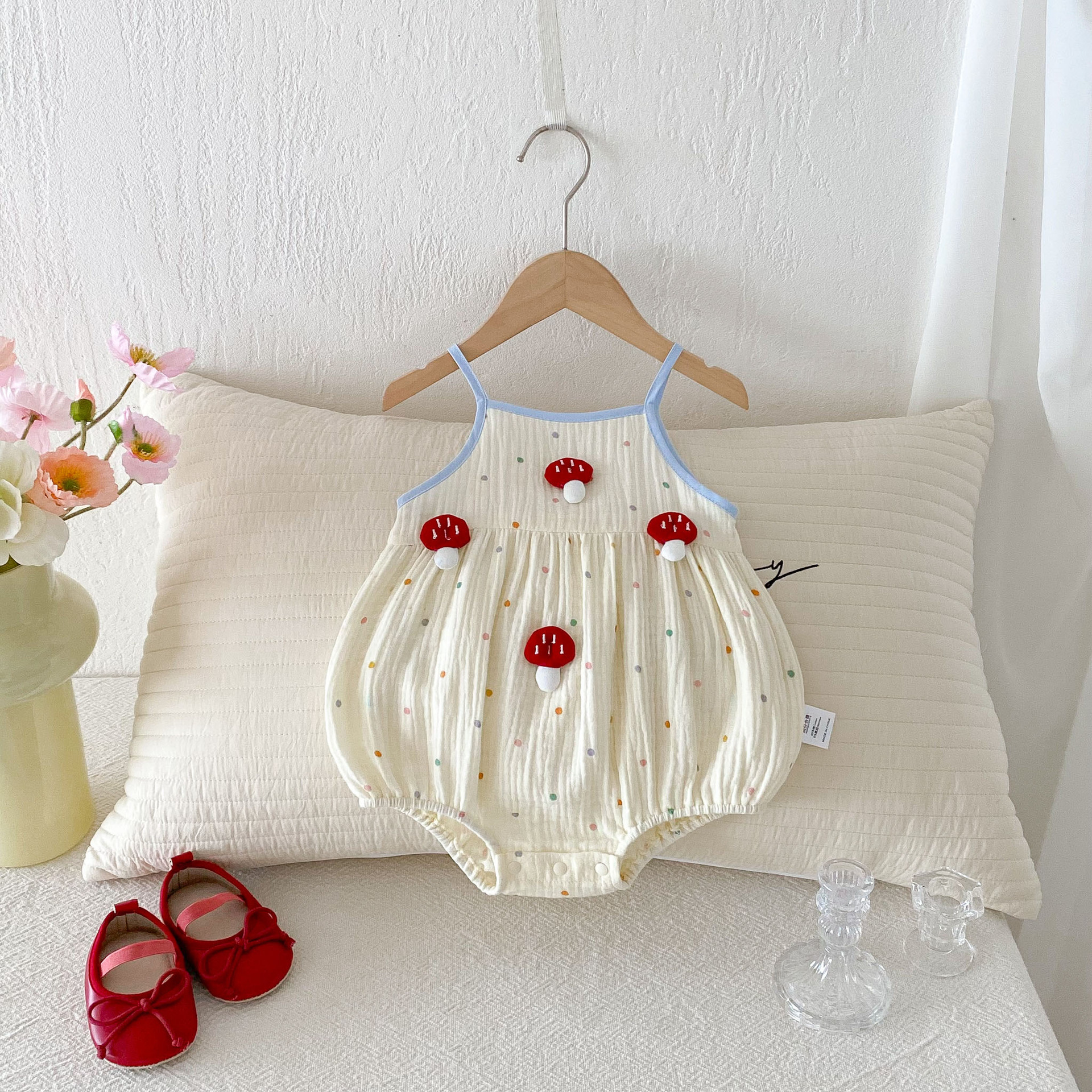 夏の新しいベビー服サスペンダーバッグかわいいドットキノコ女の赤ちゃんジャンプスーツ薄いタイプ A 綿