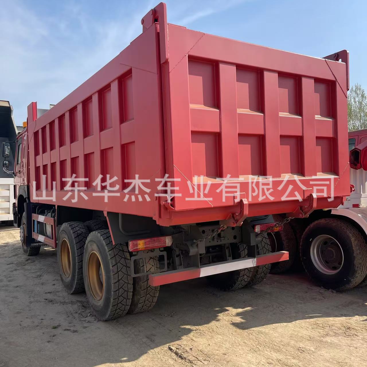 Cross-border Sinotruk Howo 8-wheel rear dump truck, 371 horsepower, for transporting soil and construction materials, export engineering truck