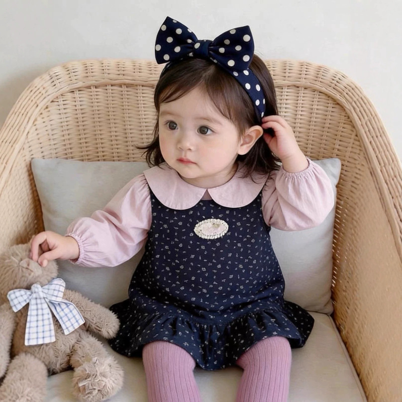 Retro-style, sweet and charming two-piece outfit for babies and toddlers, featuring a doll-collar shirt and a floral print vest dress, perfect for spring and autumn Retro-style, sweet and charming two-piece outfit for babies and toddlers, featuring a doll-collar shirt and a floral print vest dress, perfect for spring and autumn