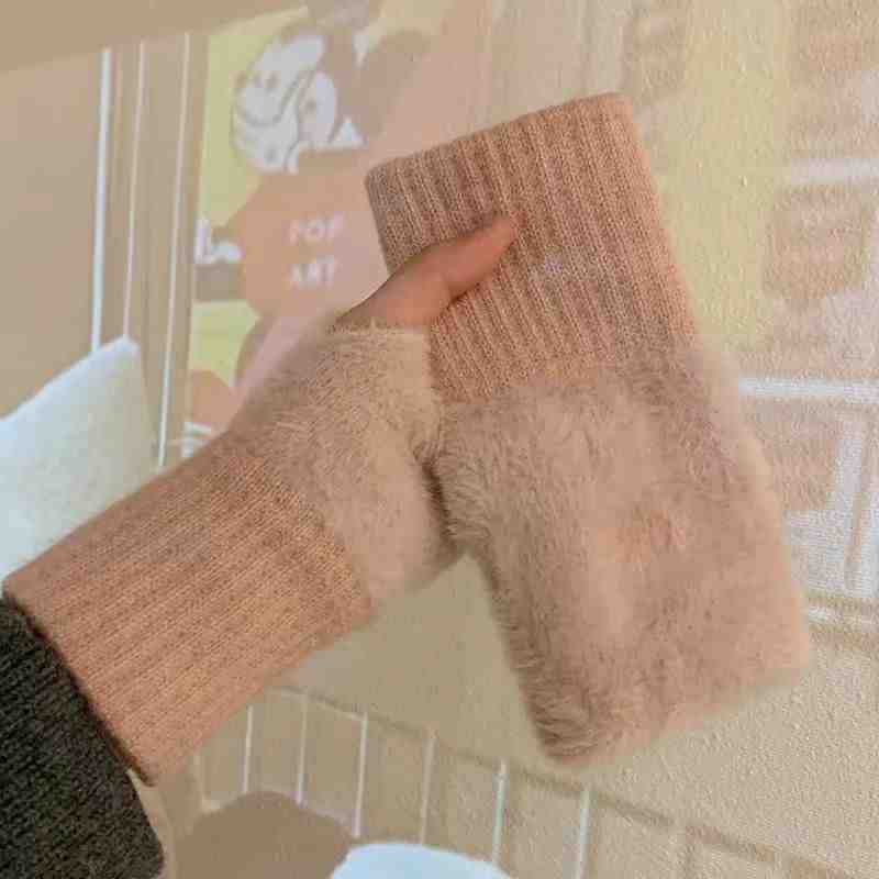 指を半分にしてタッチパネルのぬいぐるみ手袋をしています。|undefined