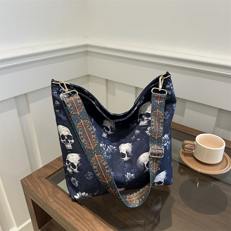 Bolsa de diseño de nicho Zhong mujer 2024 nueva moda retro versátil alta sensación extranjera calavera mochila de hombro
