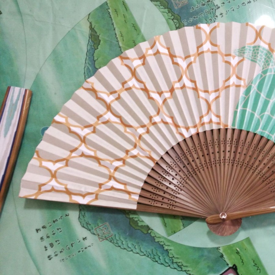 Ventilador publicitario de impresión de envío rápido hueso de flor estampado hueso recto verde verde dos ventiladores de bambú verde seda incas bordas