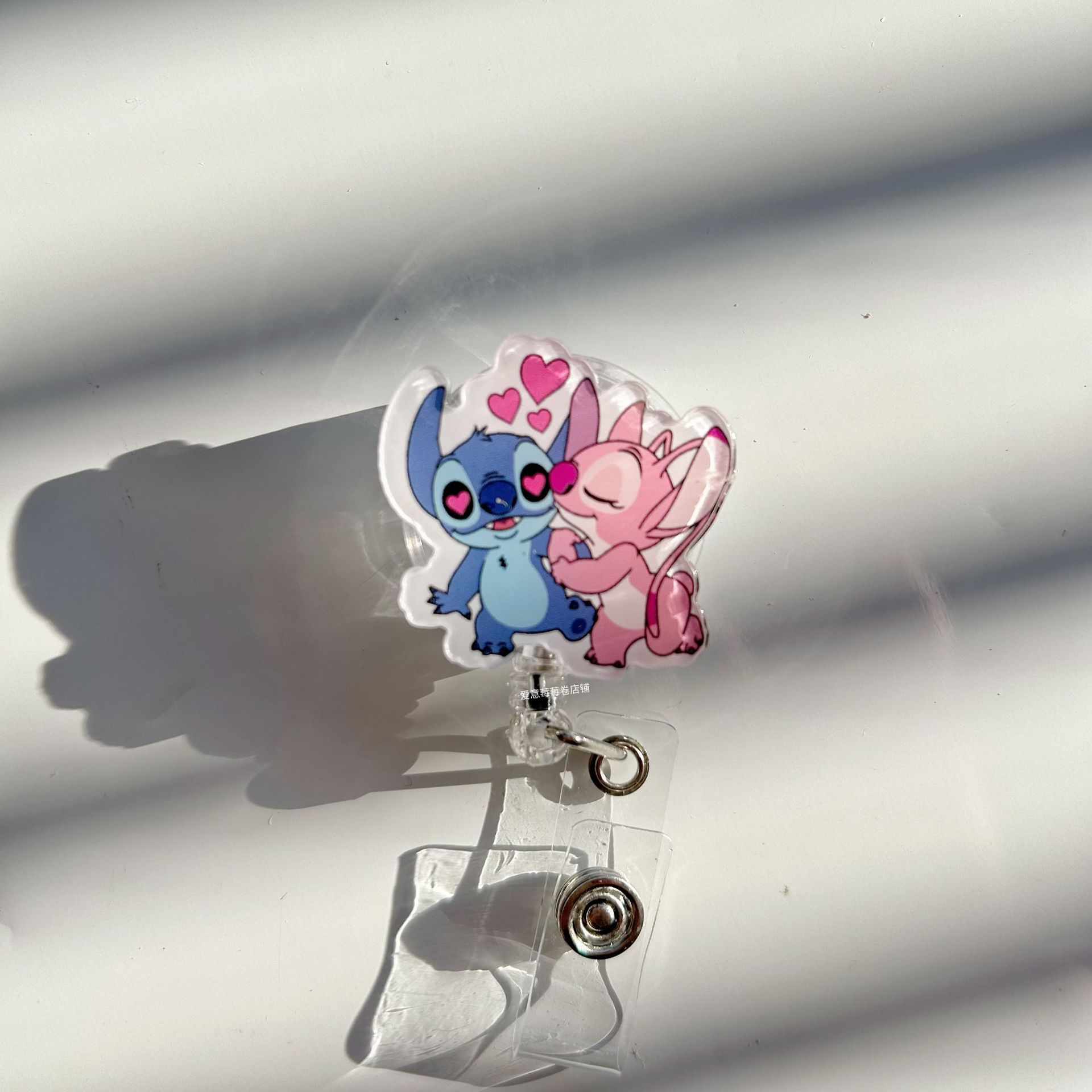 Fácil de tirar de la hebilla retráctil nuevo cartón de dibujos animados enfermeras tarjeta de pecho certificados de trabajo colgante clip de sujeción logotipo especial fácil de tirar