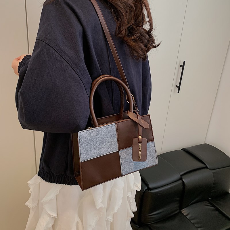 Bolso de hombro con diseño de costura de color en contraste nuevo estilo de primavera y verano 2025 estilo ins bolso cuadrado pequeño bolso de viaje de moda mujer