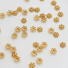 18k包みの金の保色のレースの花は銀色の6mmの玉を託してdiyのアクセサリの手作りの材料の透かし彫りの6弁の花の帽子を託します。