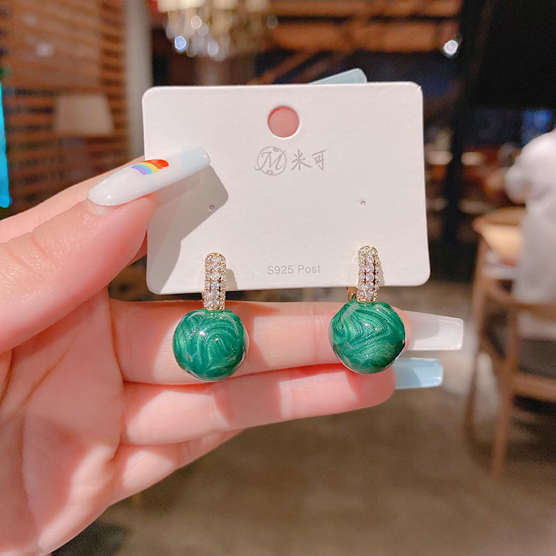 Micro Inlaid Rough Stone Simple Korean Malachite Green Small Stud Earrings Jewelry display picture 3