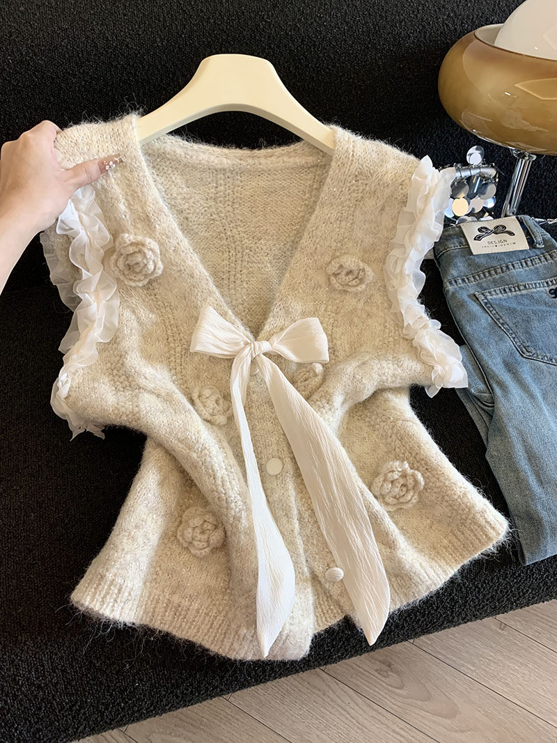 Design knitted autumn vest with bow