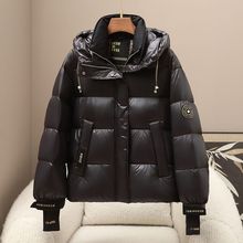 少量服饰冬季新款90鹅绒服2025年女式时尚连帽黑金保暖羽绒服外套