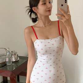 2026新款樱桃印花小清新吊带紧身显瘦保守女温泉度假连体泳衣