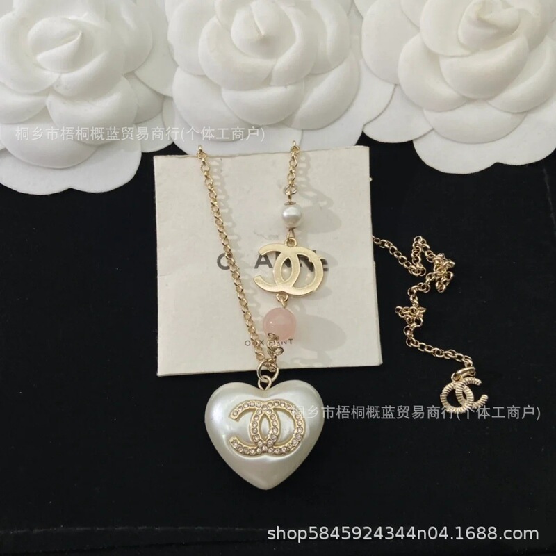 Chanel-style double C letter pink bead white heart necklace for women, fashionable resin heart-shaped collarbone chain jewelry wholesale Chanel-style double C letter pink bead white heart necklace for women, fashionable resin heart-shaped collarbone chain jewelry wholesale