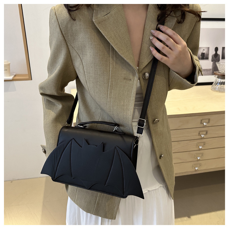 A new 2024 European and American Halloween single-shoulder bag for women, with a unique and funny bat style and a trendy crossbody bag undefined
