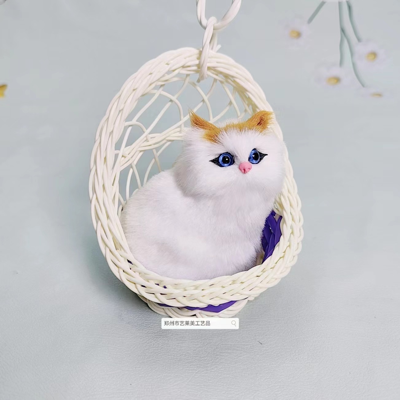 보라색 교수형 바구니 고양이는 울 수 있습니다