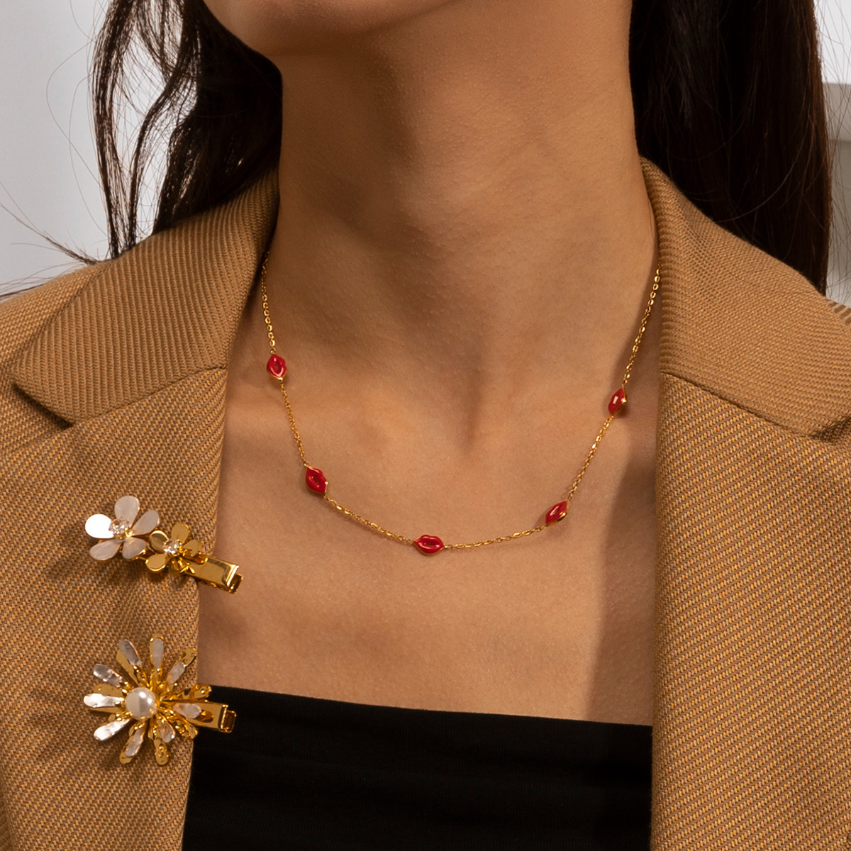 TENA Europa y América collar de acero inoxidable ligero alto sentido collar de pendientes de arete conjunto accesorios colgante labios rojos ventas calientes