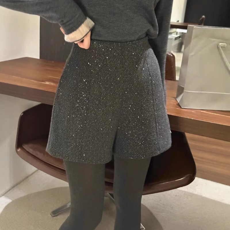Woolen High-Waisted Casual Shorts for Women, Versatile Sequined, Autumn/Winter 2026, Korean Style, Slimming A-Line, Shiny Wide-Leg Boot Shorts Woolen High-Waisted Casual Shorts for Women, Versatile Sequined, Autumn/Winter 2026, Korean Style, Slimming A-Line, Shiny Wide-Leg Boot Shorts