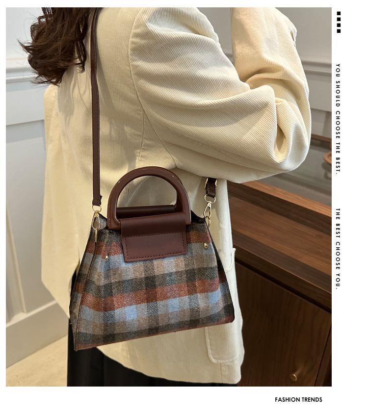 This is a trendy and stylish single-shoulder underarm bag with a contrasting color for the autumn of 2024. It features a unique design and is retro and individualistic details Picture