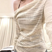 �����OӋ��б¶��l�y����Ů�����¿�һ���I�L�������@�ݷ�������