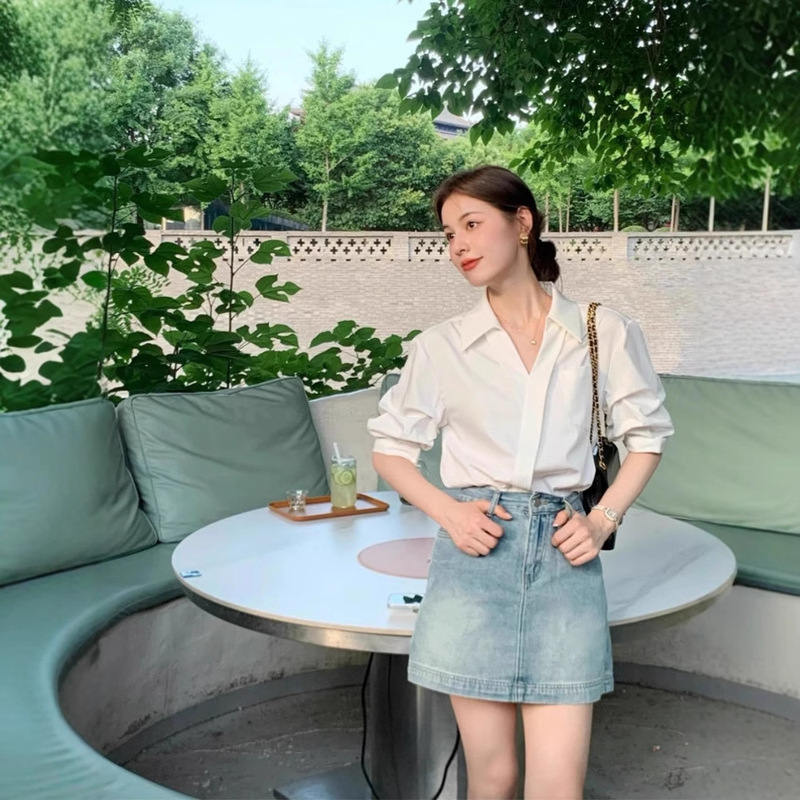 French High-End White V Neck Short-Sleeved Shirt for Women in Summer Niche Design, Chic and Beautiful Elegant Lapel Shirt