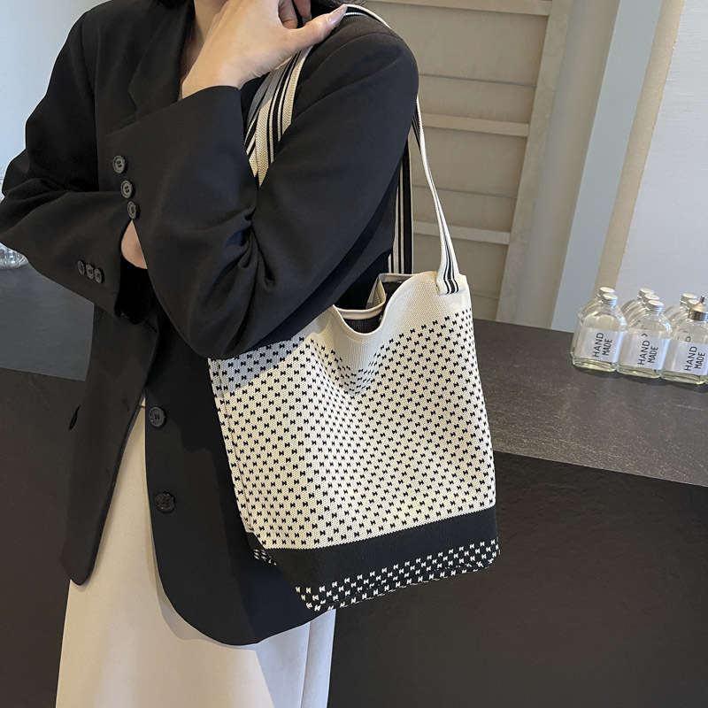 Single-shoulder bag, black and white large-capacity shopping bag, handbag, single-shoulder striped fashionable and versatile knitted color-blocking tote bag Specification drawing
