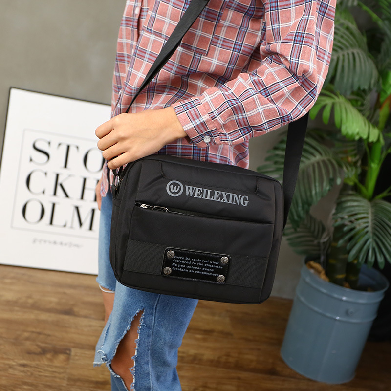 Bolso bandolera unisex de nailon de nuevo estilo, color liso, moderno, impermeable, ligero, para viaje, modelo unisex.