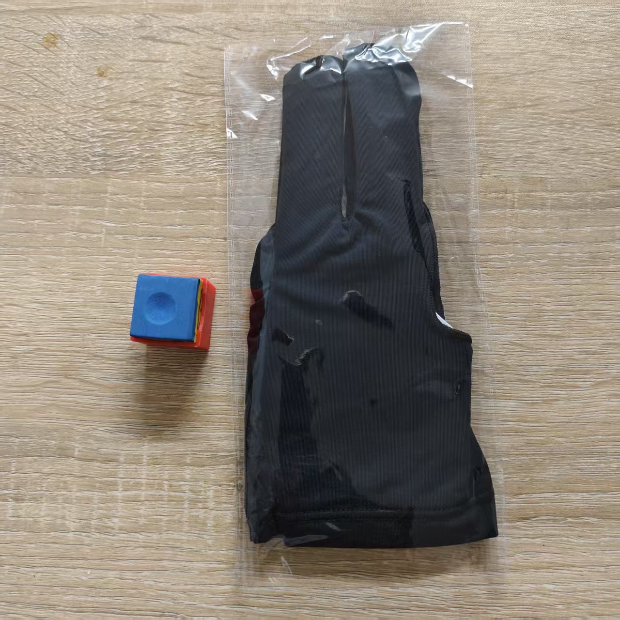Set [1 piece of chocolate + 1 piece of chocolate + 2 three-finger gloves]