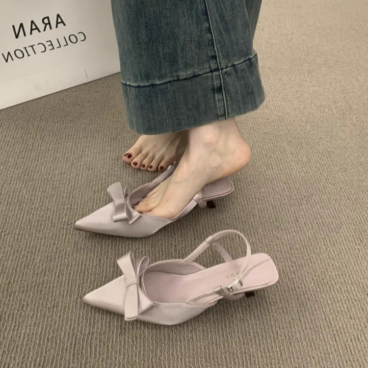 Sandals with bow