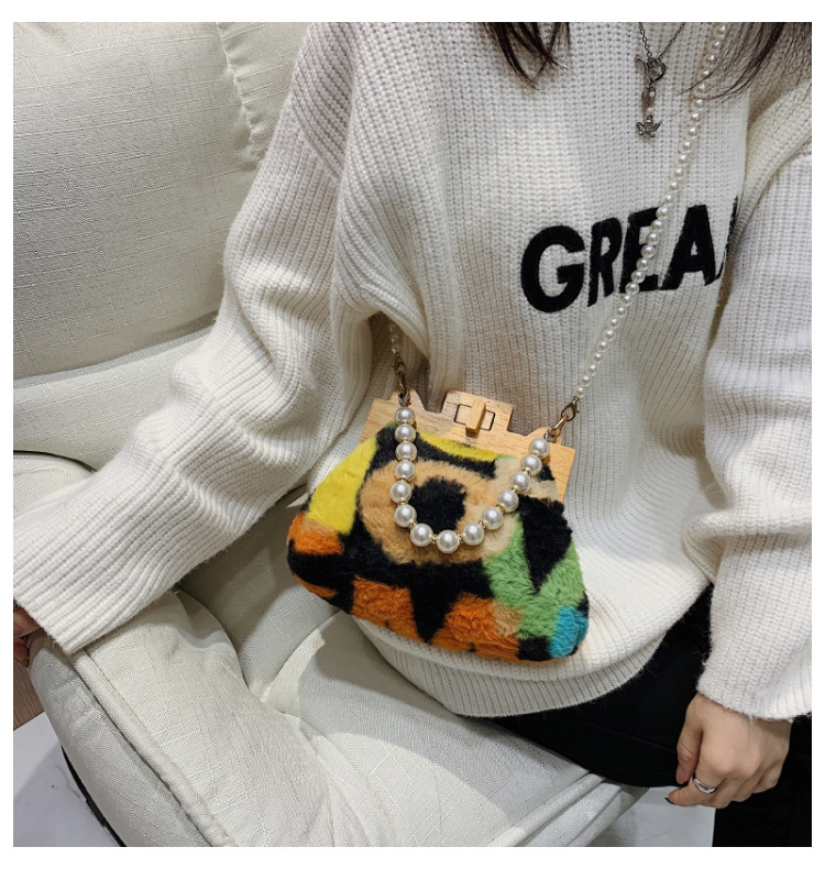 Autumn And Winter Fashion Plush Bag 2021 New Texture Plush Portable Messenger Bag display picture 5