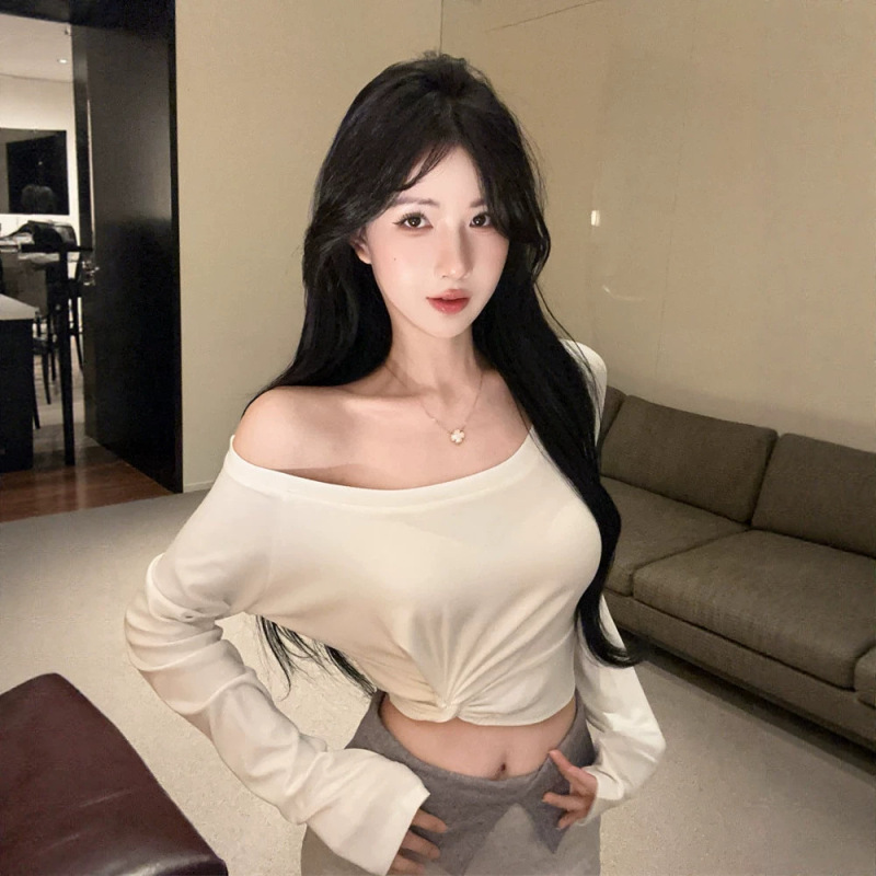 Unique twisted design, stylish one-shoulder, slim-fit, off-the-shoulder long-sleeve T-shirt, pure and sexy, short crop top, slimming effect Unique twisted design, stylish one-shoulder, slim-fit, off-the-shoulder long-sleeve T-shirt, pure and sexy, short crop top, slimming effect
