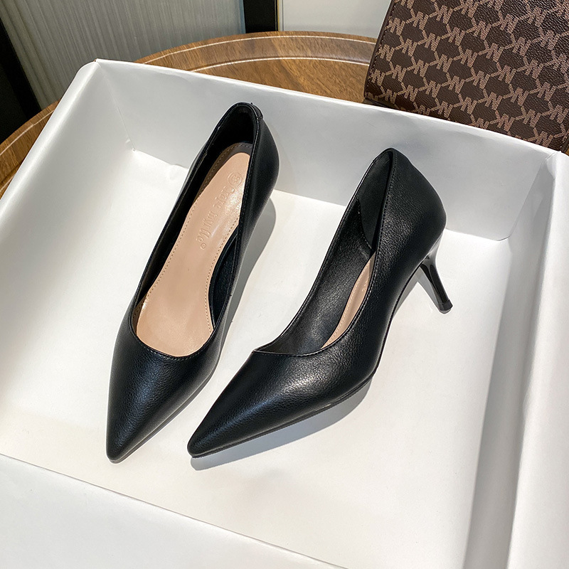 Primavera de 2022 nuevo estilo en línea de chicas francesas desnudas zapatos de tacones altos de tacones delgados sexy zapatos de trabajo negros puntiagudos