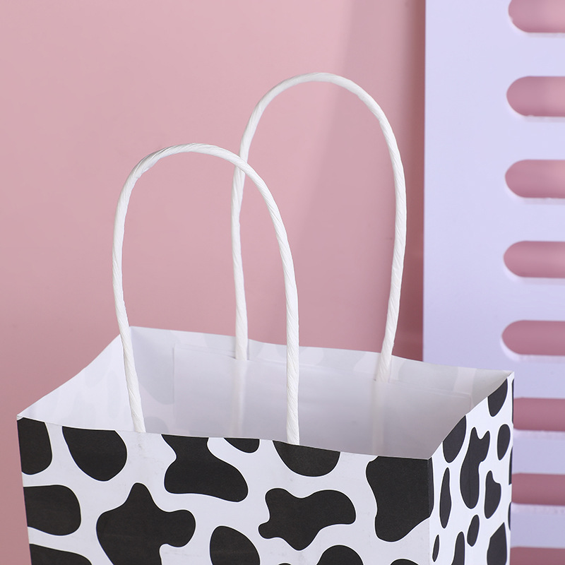 Bolsa de regalo con estampado de vaca en blanco y negro, bolsa de papel portátil, diseño de dibujos animados, regalo para estudiantes, embalaje de dulces, bolsa de papel portátil