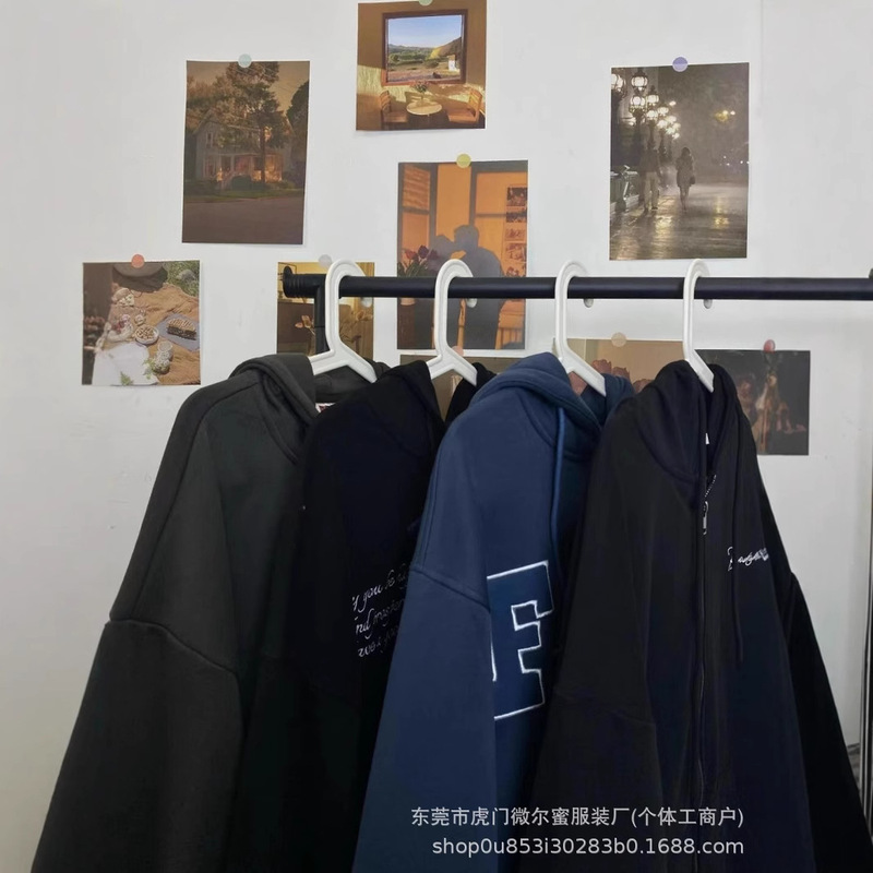 メーカー直販の紳士服と帽子の上の服の商品市場は秋冬の安い屋台の夜市の商品の供給源を持っています。|undefined