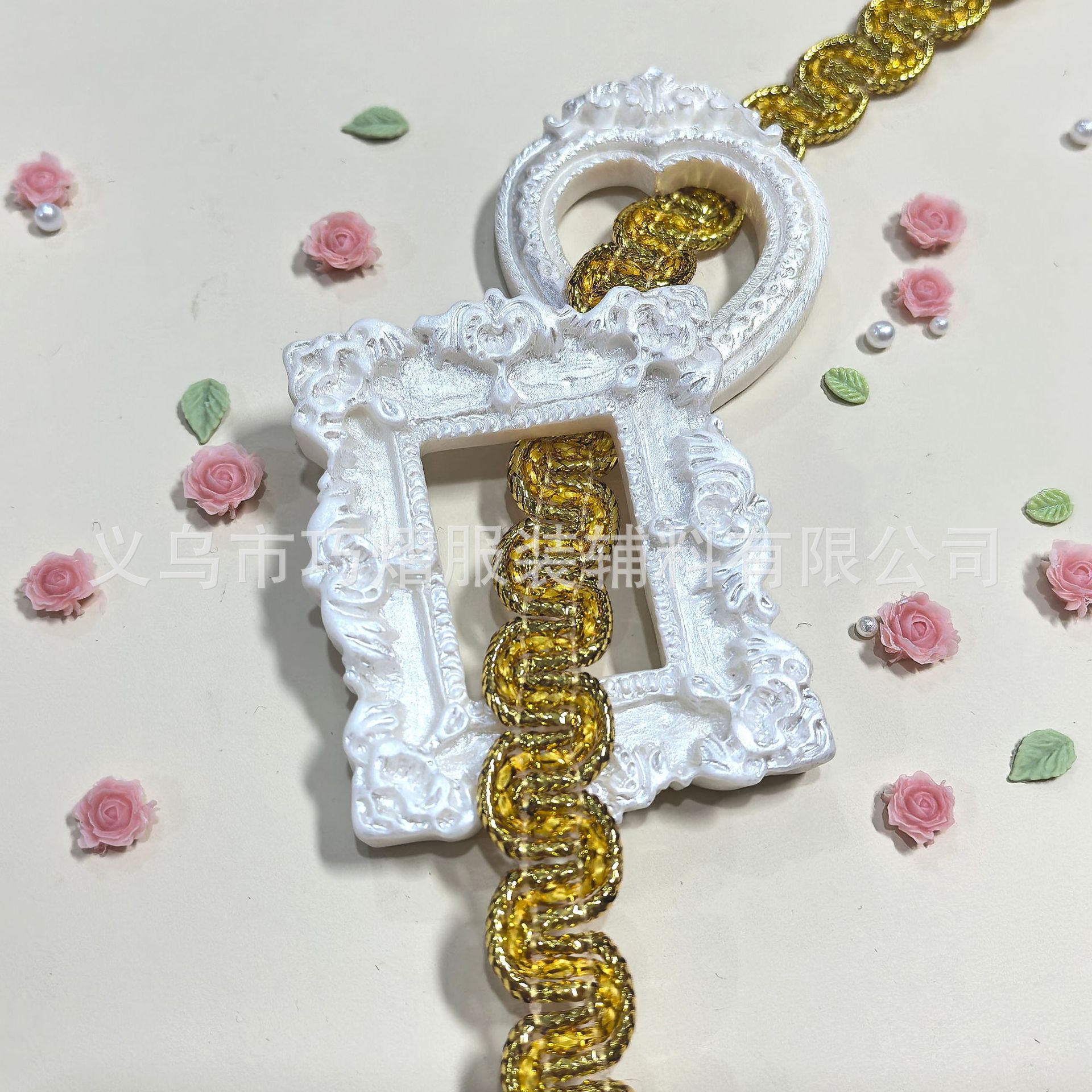 Venta al por mayor de fábrica de color de oro y plata lentejuelas florales con adornos accesorios de ropa accesorios de estilo étnico ondulado